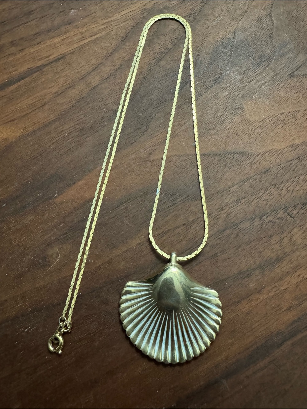 Vintage Goldtoned Large Shell/Clam Pendant Necklace *READ*